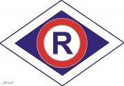 Emblemat ruchu drogowego (Romb - biała ramka, wewnątrz kolor granatowy i duża litera R w czerwono białym kole)