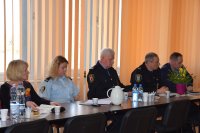 Na zdjęciu w sali konferencyjnej siedzą strażnicy miejscy i gminni oraz przedstawicielka ze Starostwa Powiatowego. Rozmawiają o bezpieczeństwie.
