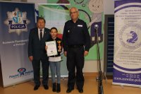 Na zdjęciu Komendant Powiatowy Policji w Policach z Burmistrzem Polic stoją z nagrodzoną dziewczynką - najlepszą zawodniczką turnieju.